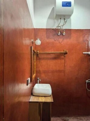 Eco-friendly toiletries, hair dryer, towels, soap - 3-bedroom villa in charming Zanzibar with Swimming Pool and aircondition (Kiwengwa)