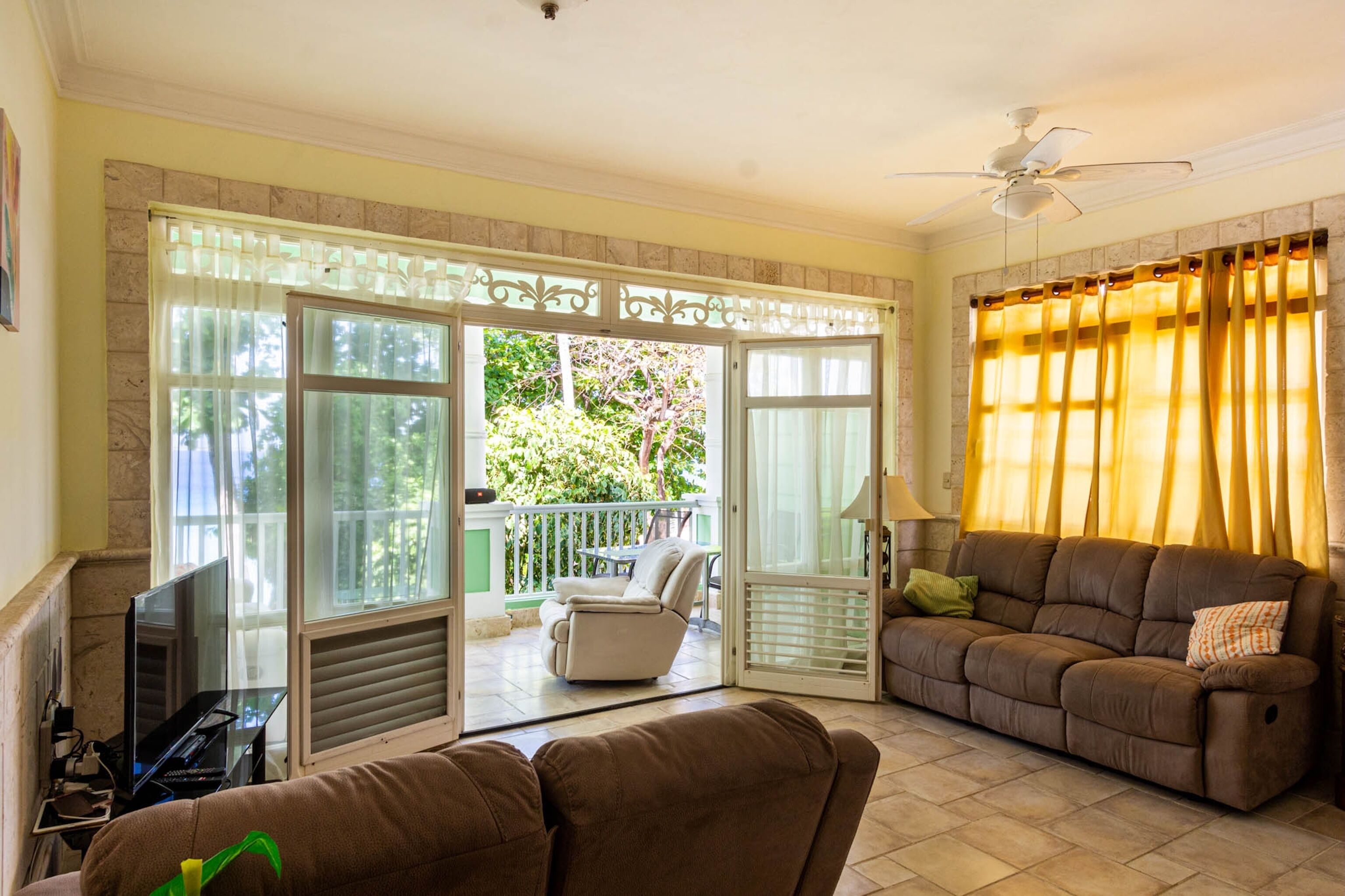 Apartment, 2 Bedrooms, Smoking, Balcony | Living room