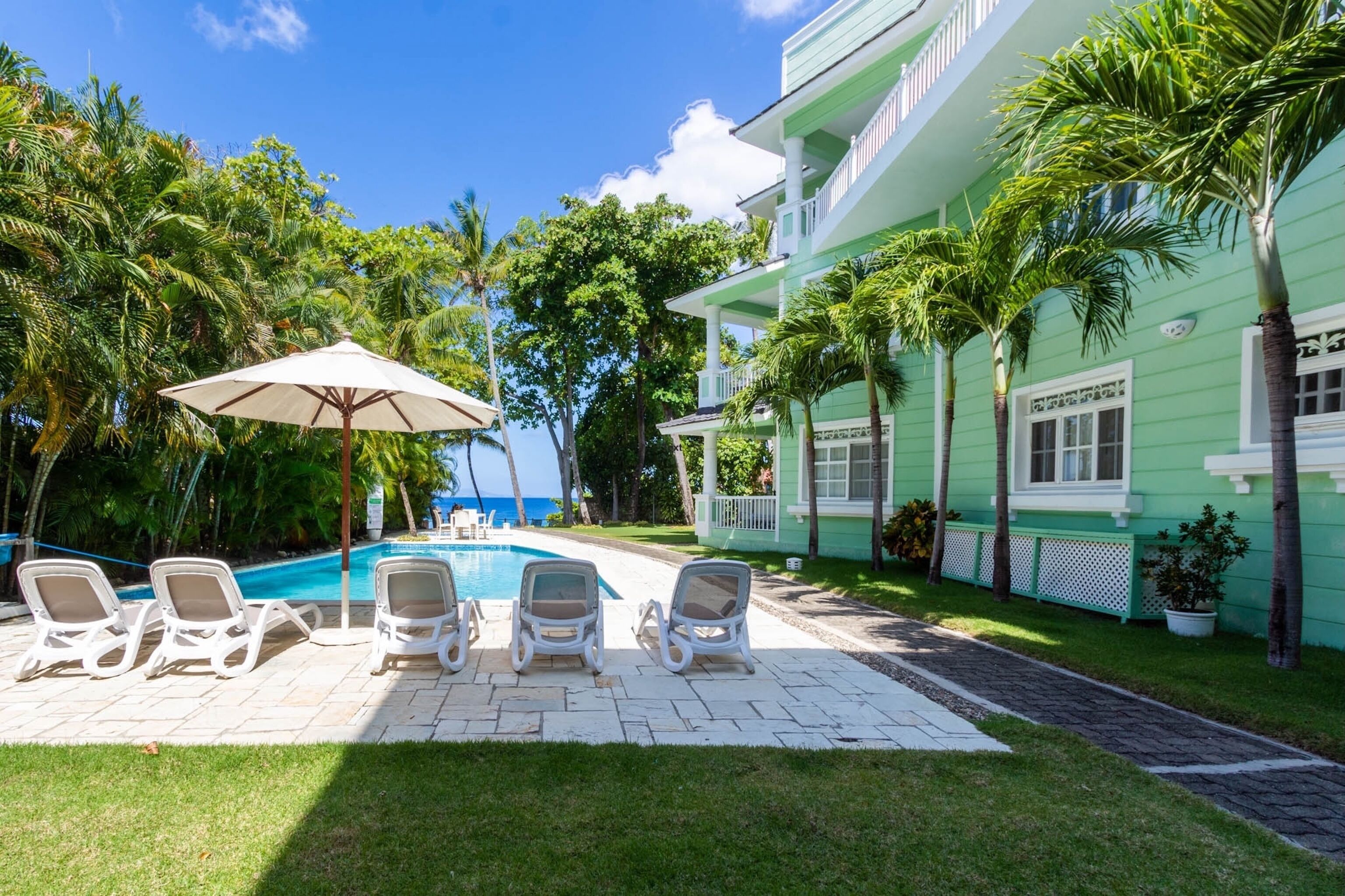 Una piscina al aire libre