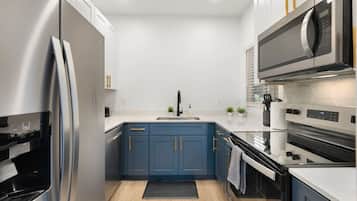 Geladeira, micro-ondas, fogão, cooktop