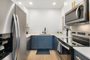 Kühlschrank, Mikrowelle, Ofen, Herdplatte