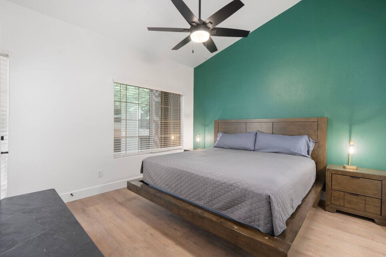 2 عدّة غرف نوم وواي فاي وملاءات أسرّة