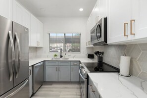 Geladeira, micro-ondas, fogão, cooktop