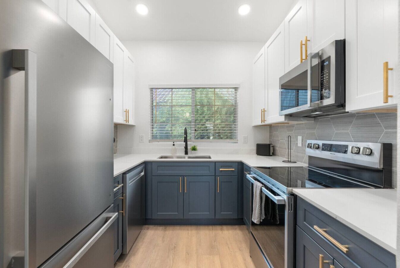 Réfrigérateur, micro-ondes, four, plaque de cuisson