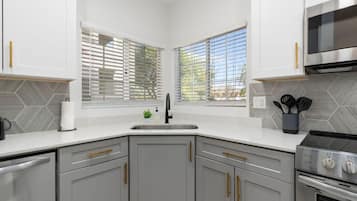 Frigorifero, microonde, forno, piano cottura