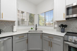 Frigorifero, microonde, forno, piano cottura