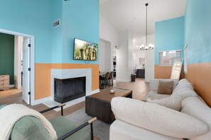 TV - Trendy 2BR near Old Town Scottsdale | Pools & Gym (Scottsdale)