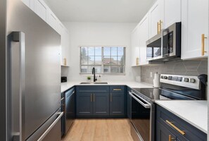 ثلاجة، ميكروويف، فرن، موقد طهي مسطح