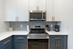 Køleskab, mikrobølgeovn, ovn, kogeplade