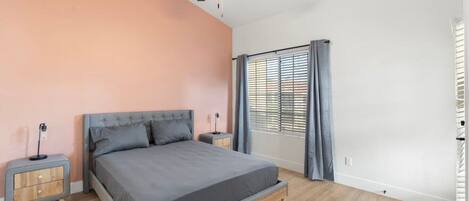 3 habitaciones, tabla de planchar con plancha, wifi y ropa de cama