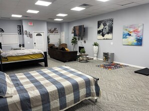 2 bedrooms, iron/ironing board, WiFi, bed sheets - Tranquil 1-bedroom apartment Downtown City Living (Cleveland)