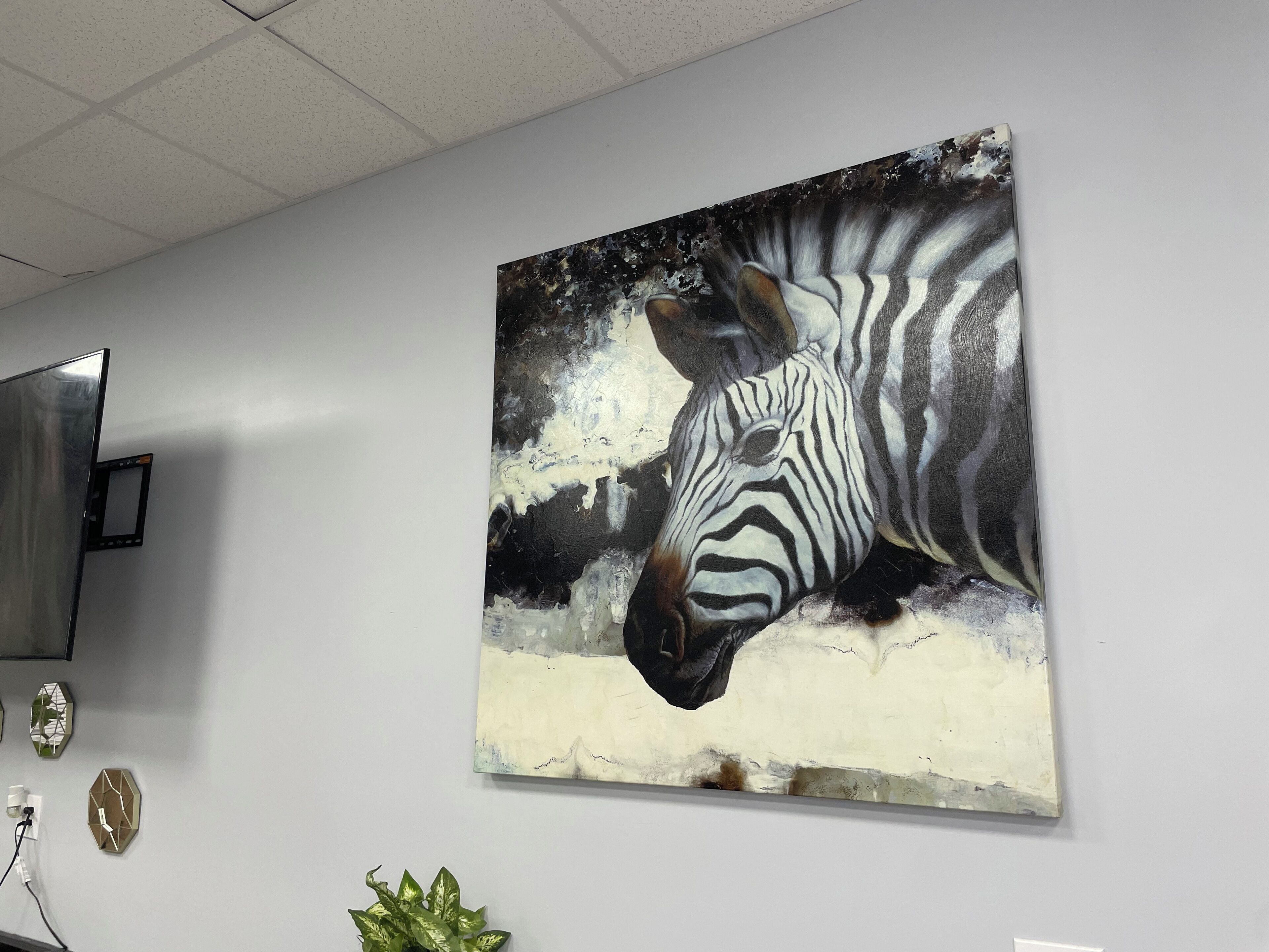 Une peinture représentant un zèbre sur un mur.