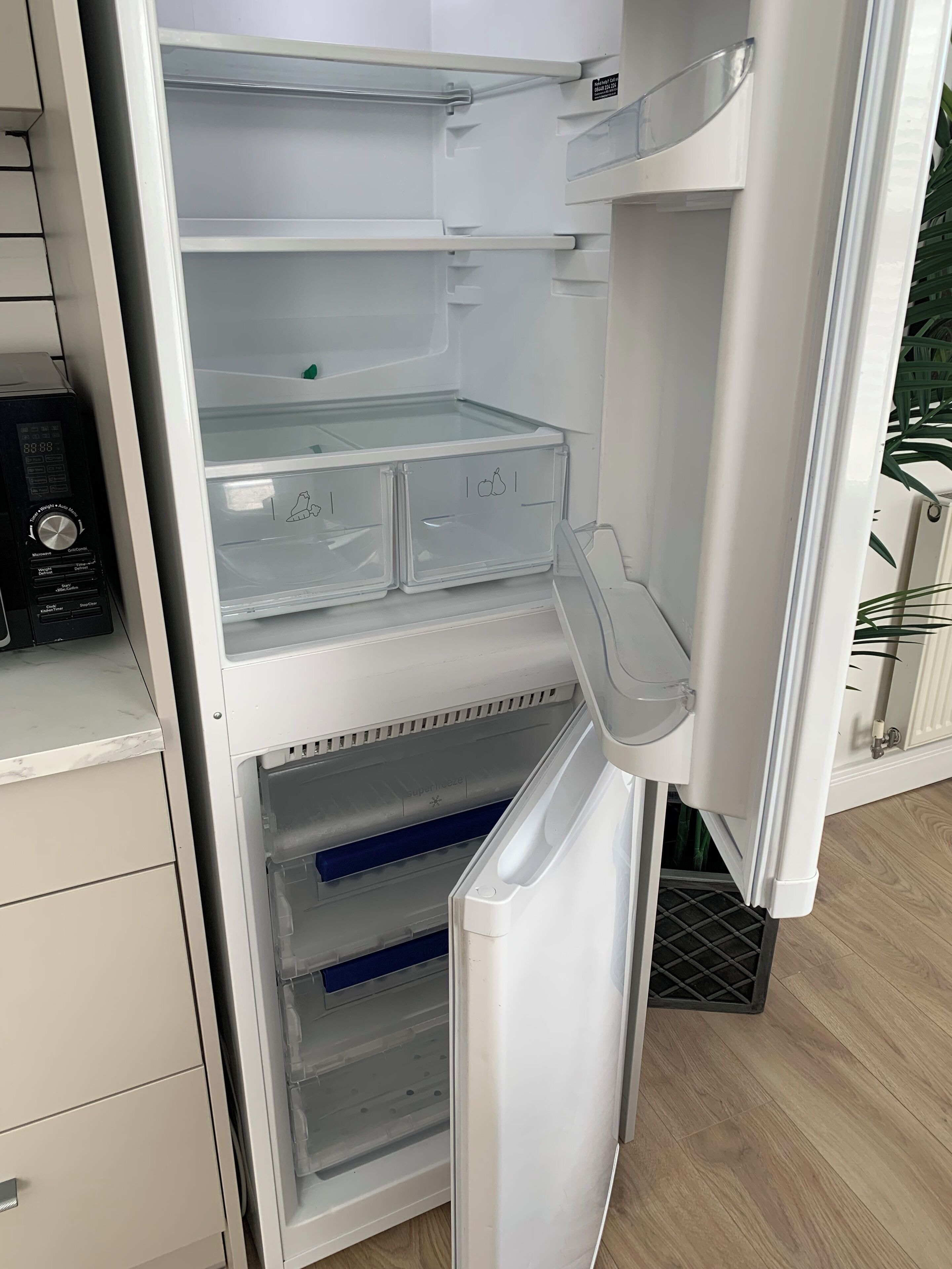 Apartamento conforto, vista para a cidade | Cozinha privada | Geladeira grande, micro-ondas, fogão, cooktop