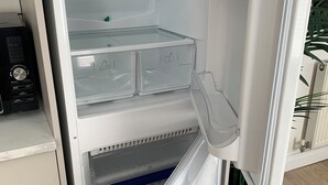 A modern kitchen with a built-in refrigerator, a microwave, and a sink. - 2 x bed city apartment with parking  (Hull)
