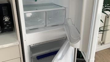 Comfort Apartment, City View | Private kitchen | Full-size fridge, microwave, oven, stovetop