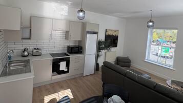 Appartement Confort, vue ville | Cuisine privée | Grand réfrigérateur, micro-ondes, four, plaque de cuisson