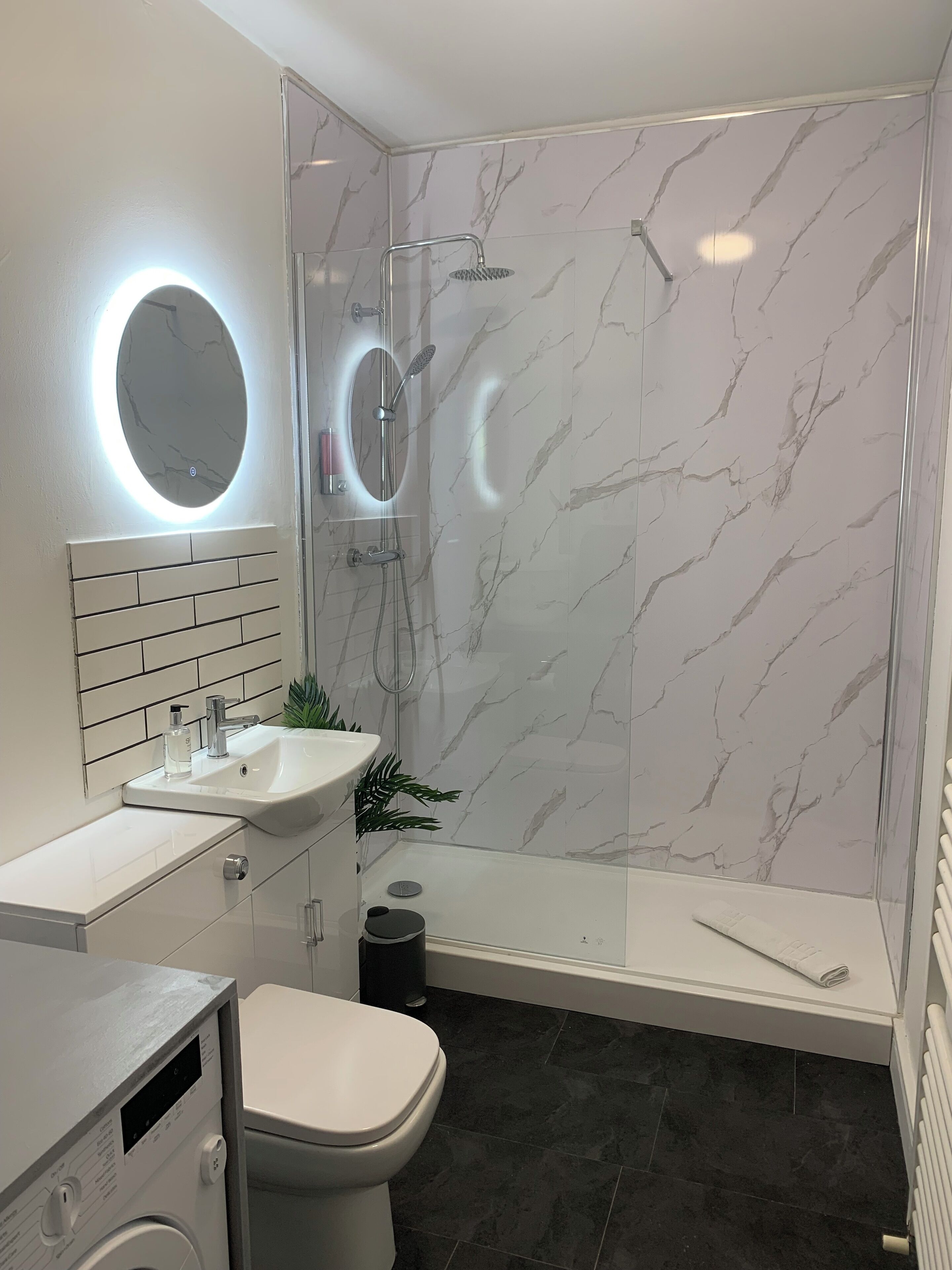 Apartamento conforto, vista para a cidade | Banheiro | Chuveiro, produtos de toalete grátis, secador de cabelo 