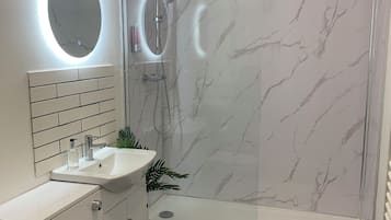 Appartement Confort, vue ville | Salle de bain | Douche, articles de toilette gratuits, sèche-cheveux