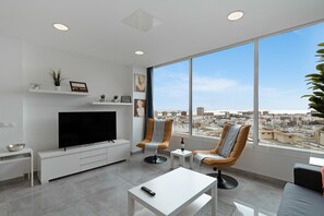 TV - Modern Loft Las Palmas Views – 2 En-Suite Rooms (Las Palmas de Gran Canaria)