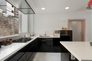 Kjøleskap, mikrobølgeovn, ovn og kokeplater