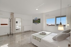 2 bedrooms, iron/ironing board, WiFi, bed sheets - Modern Loft Las Palmas Views – 2 En-Suite Rooms (Las Palmas de Gran Canaria)