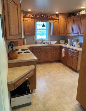 Fridge, microwave, oven, stovetop - Grandma's House in Amish country (Ronks)