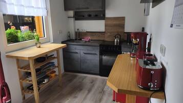 Fridge, oven, stovetop, coffee/tea maker