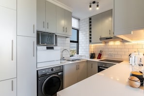 Apartment, 1 Queen Bed, Kitchen, Mountain View (Walborough ) | Private kitchen
