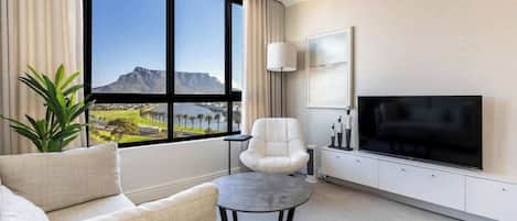 Lägenhet - 1 queensize-säng - kök - utsikt mot bergen (Walborough ) | Vardagsrum | 42-tums platt-tv med digitalkanaler