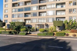 Exterior - Modern 1 bed Table Mountain View Hideaway (Cape Town)