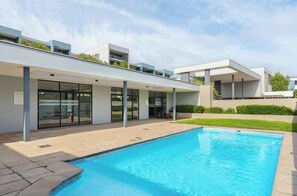 Outdoor pool - Modern 2 Bed Century City Apartment, Pool + Braai (Cape Town)