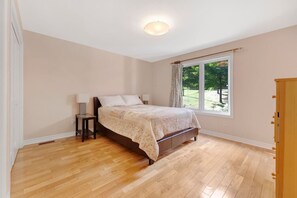 5 Schlafzimmer, Schreibtisch, Reisekinderbett, WLAN