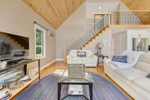 TV, video games, table tennis - Gorgeous Round Lake 4 Season Waterfront Lake House (Killaloe)