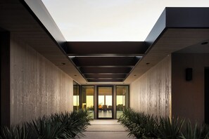 Exterior - Designer Villa in Beverly Hills - Total Privacy w/ Scenic Views (Beverly Hills)