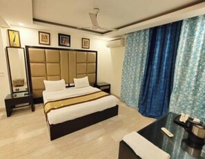 Deluxe King Room | Desk, laptop workspace, soundproofing, free WiFi - Aaron Residency  (New Delhi)