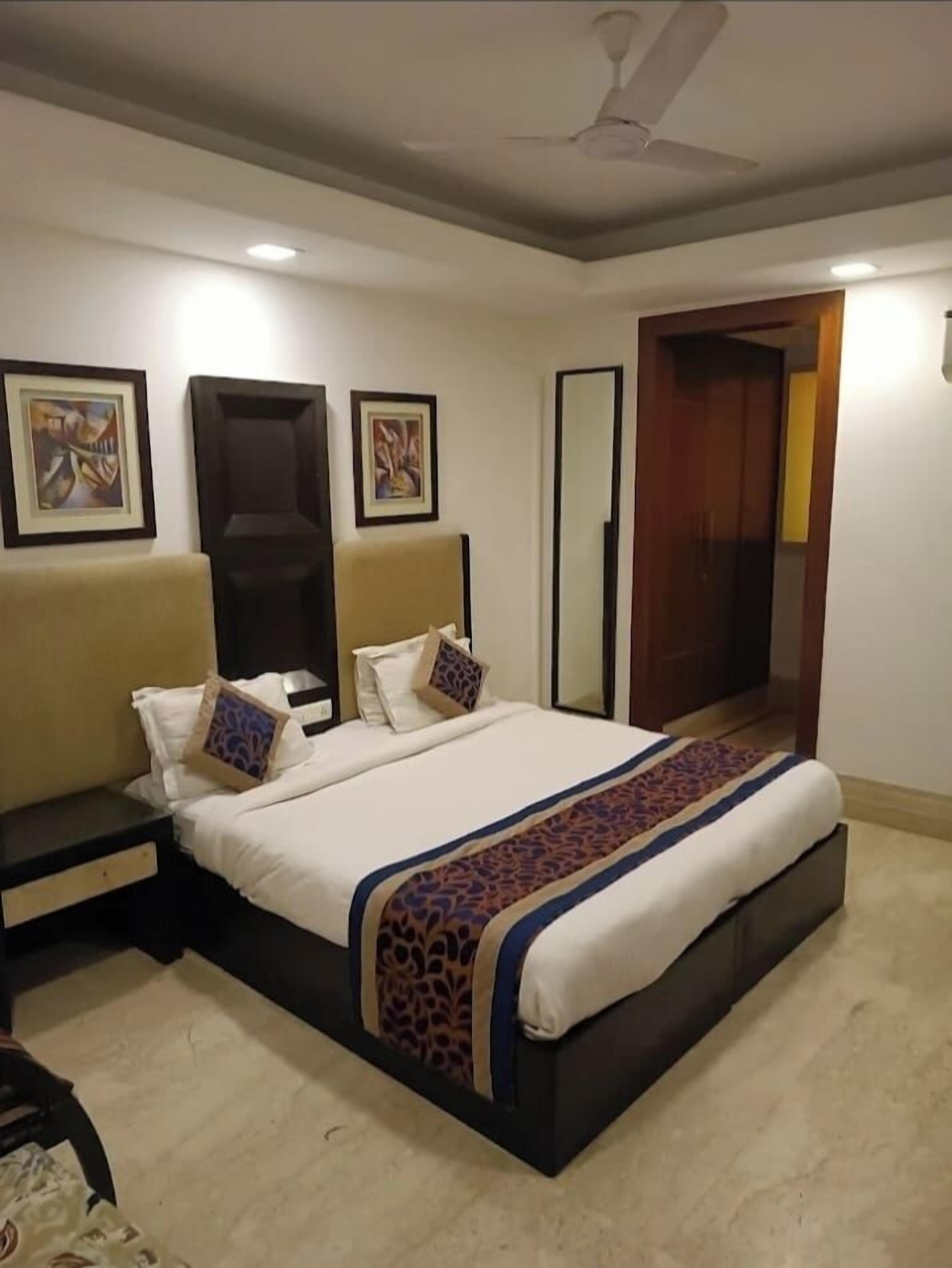 Desk, laptop workspace, free WiFi