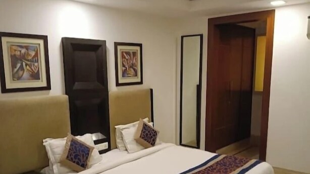 Desk, laptop workspace, soundproofing, WiFi (free) - Aaron Residency  (New Delhi)