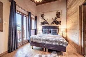 5 bedrooms, iron/ironing board, WiFi, bed sheets