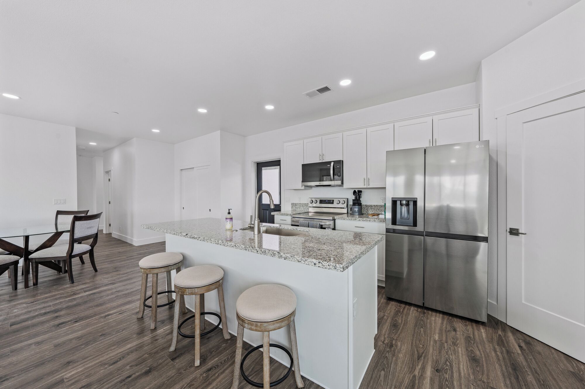 Kühlschrank, Mikrowelle, Ofen, Geschirrspüler