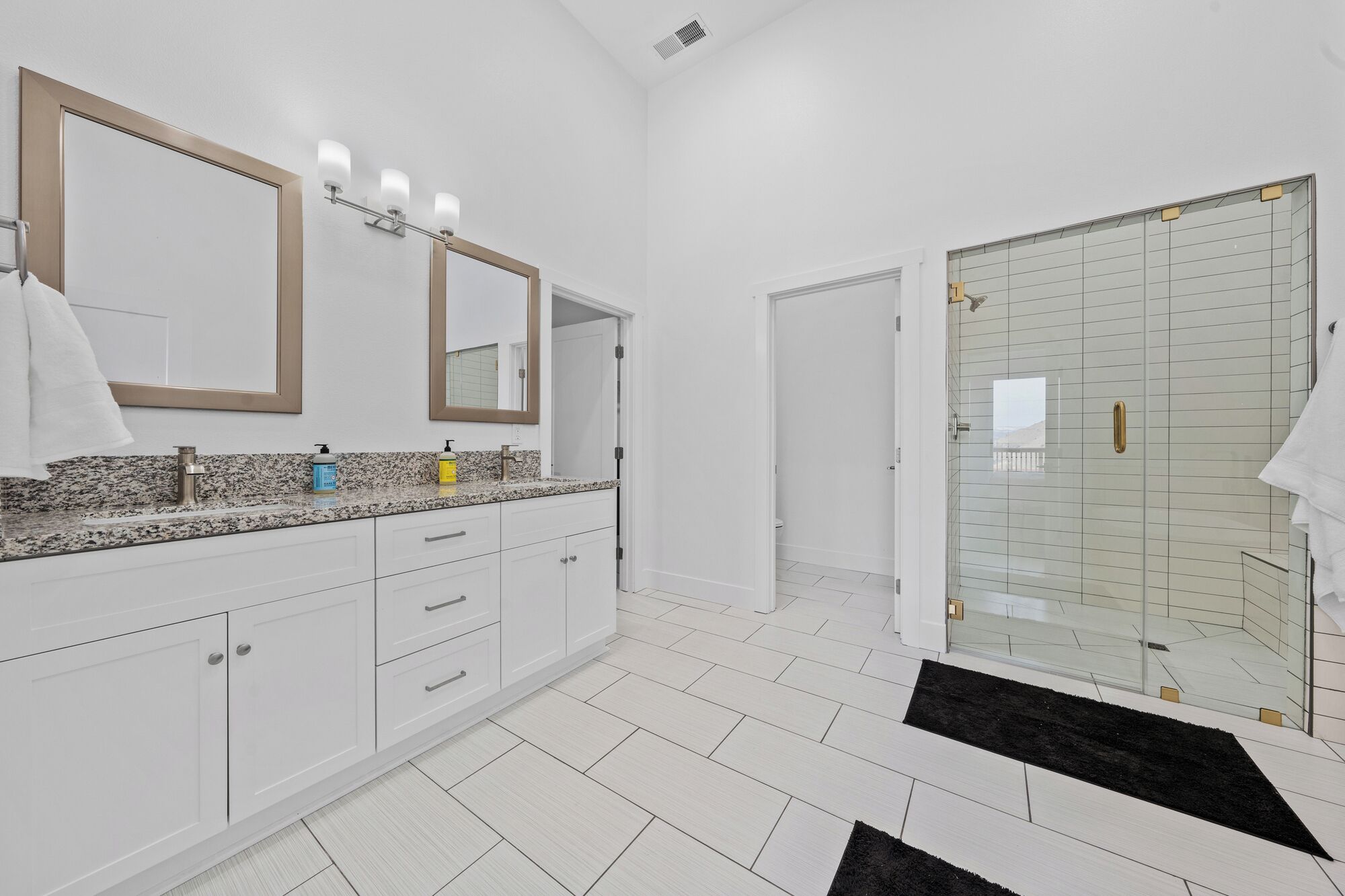 Douche, sèche-cheveux, serviettes fournies