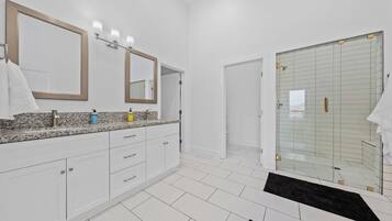 吹风机、毛巾、肥皂、卫生纸