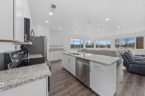 Brand-new 4-bed, 2-bath suite with stunning lake views.