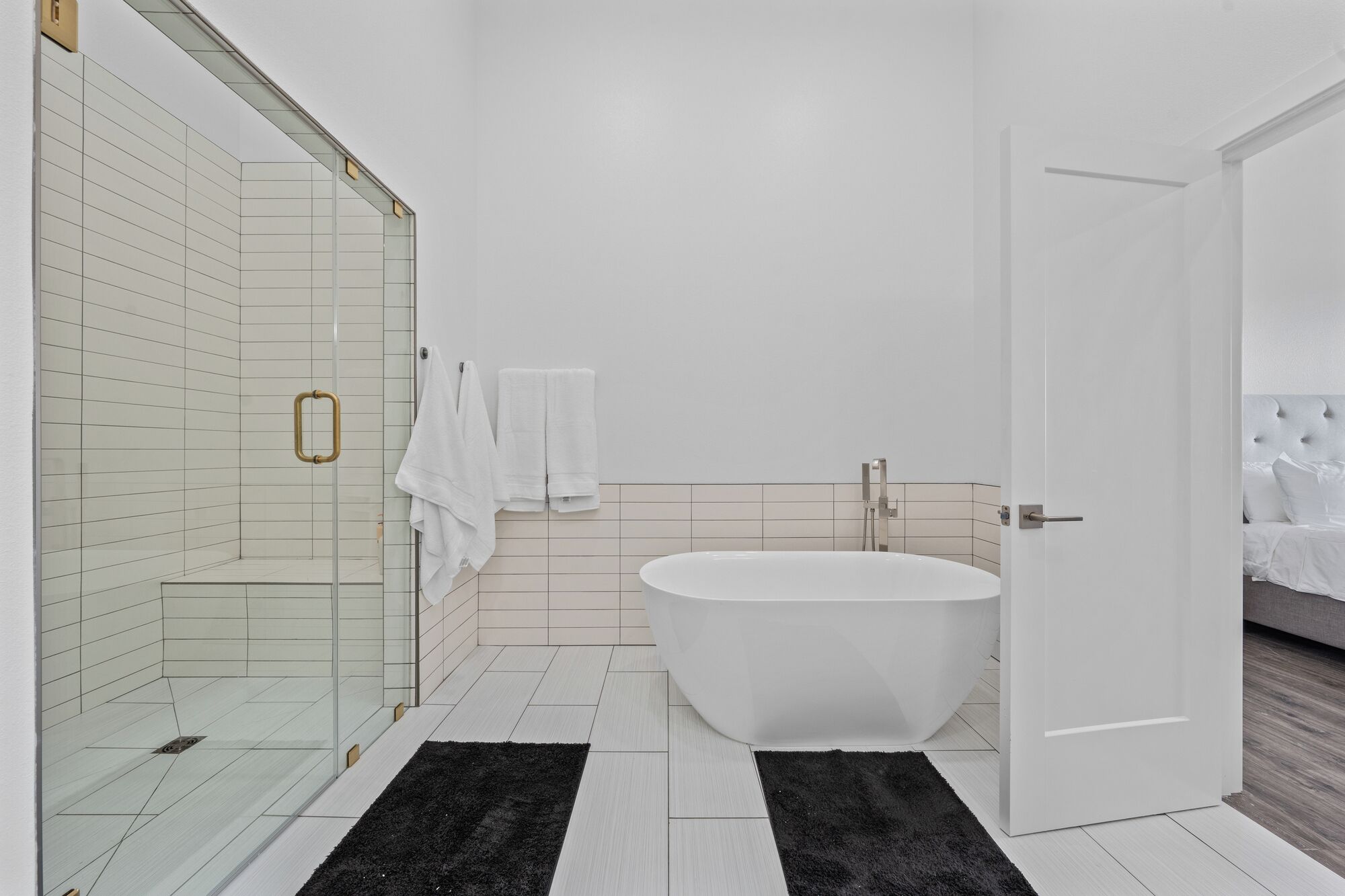 Douche, sèche-cheveux, serviettes fournies