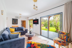 Superior Suite, Garden View | Living area