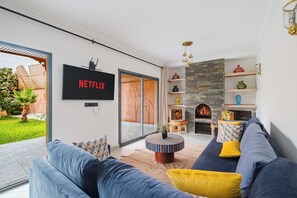 Exclusive-Villa, Mehrere Schlafzimmer | Wohnbereich | Fernseher