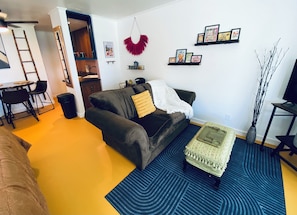 TV - Color Me Crazy Eclectic Studio with Bay Views! (Daphne)