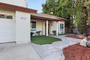 Exterior detail - Beautiful, spacious vacation home with pool in San Diego (San Diego)