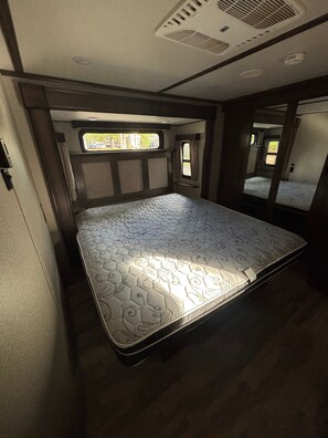 2 bedrooms, WiFi, bed sheets - Luxe All-Season Solitude 5th Wheel at Northern Nights Campground, Higgins Lake (Roscommon)