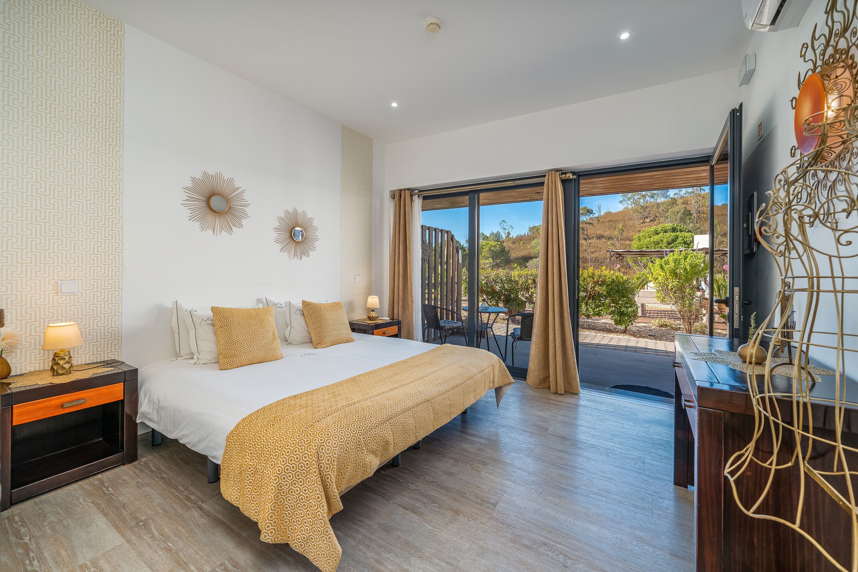 8 habitaciones, tabla de planchar con plancha, wifi y ropa de cama 