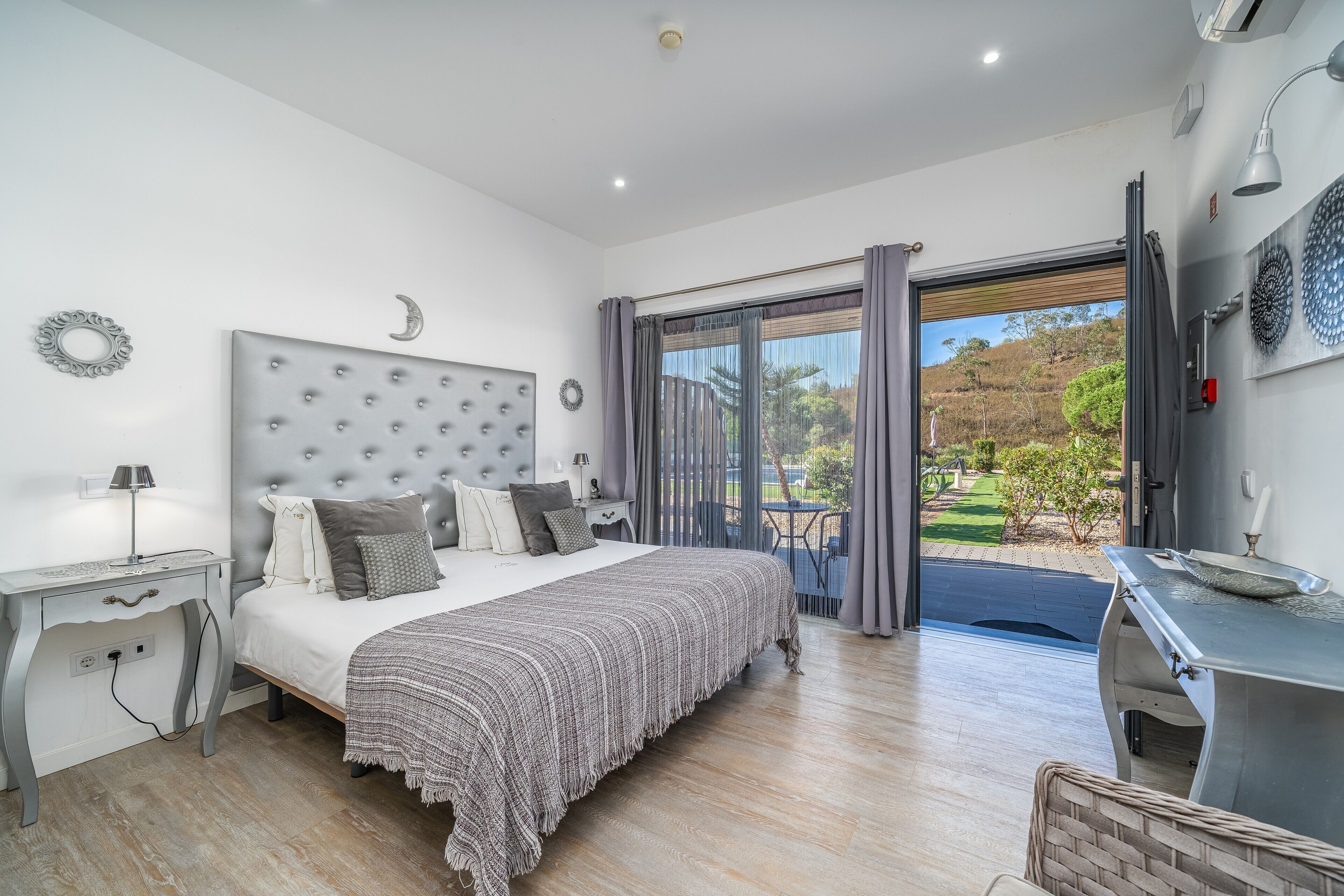 8 habitaciones, tabla de planchar con plancha, wifi y ropa de cama 